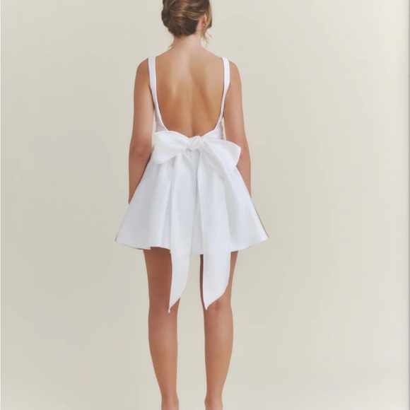 Chic Ivory Wedding Dress - Picture 3 of 6